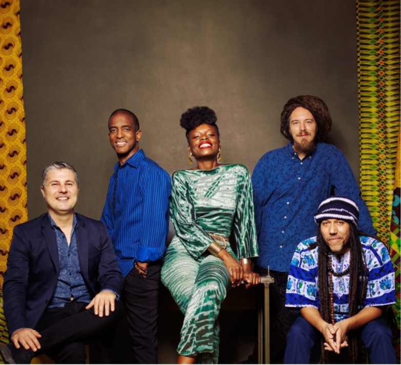 La cantante Astrid Jones y la banda The Blue Flaps